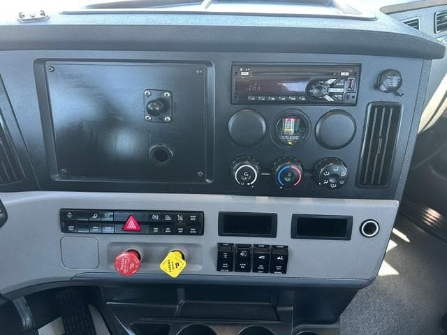2021 Freightliner Cascadia — photo 13