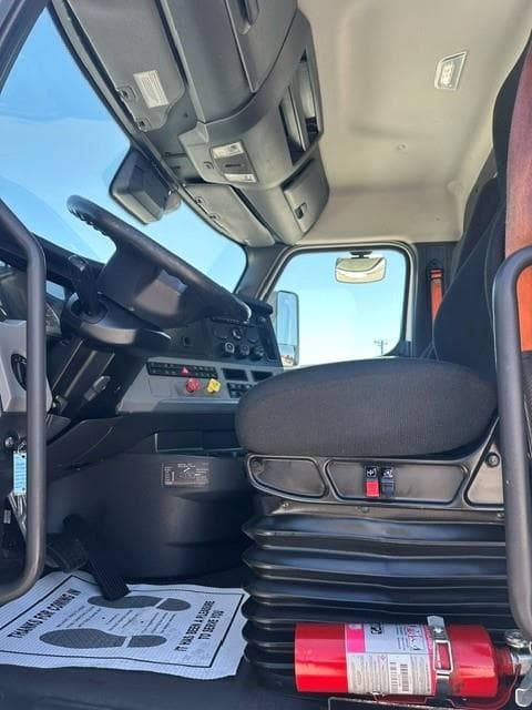2021 Freightliner Cascadia — photo 16