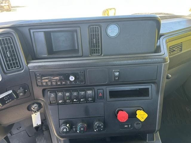 2023 International LT — photo 3