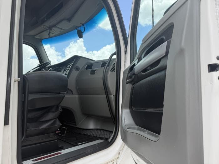 2021 Kenworth T680 — photo 23