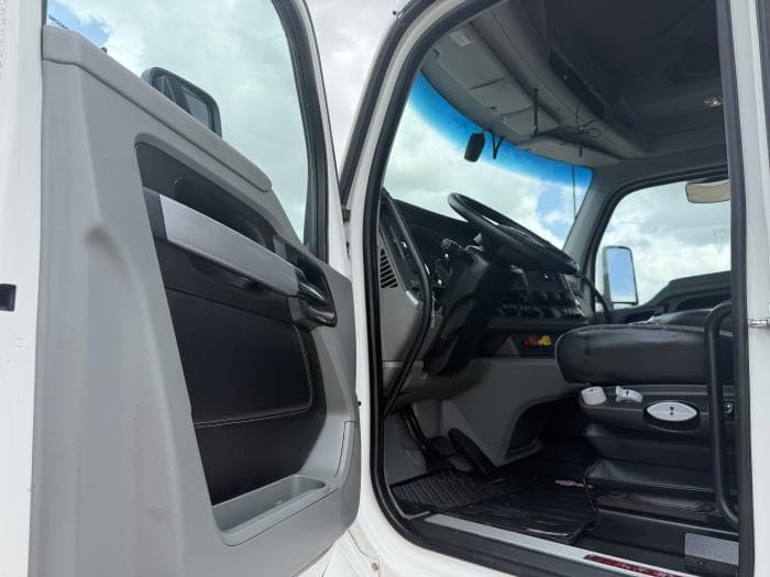 2021 Kenworth T680 — photo 25