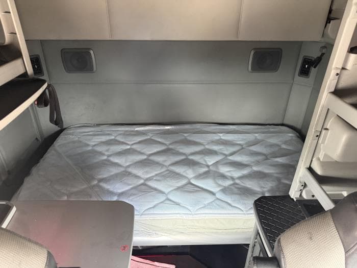 2021 Kenworth T680 — photo 32