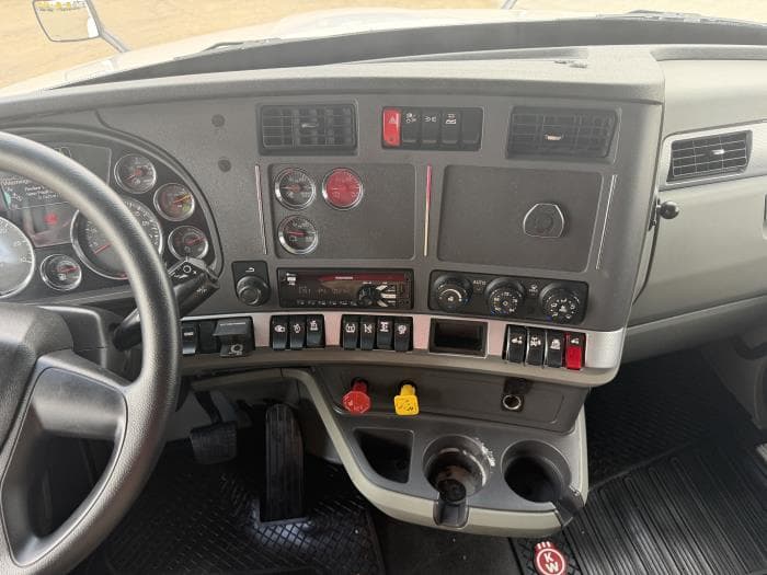 2021 Kenworth T680 — photo 35