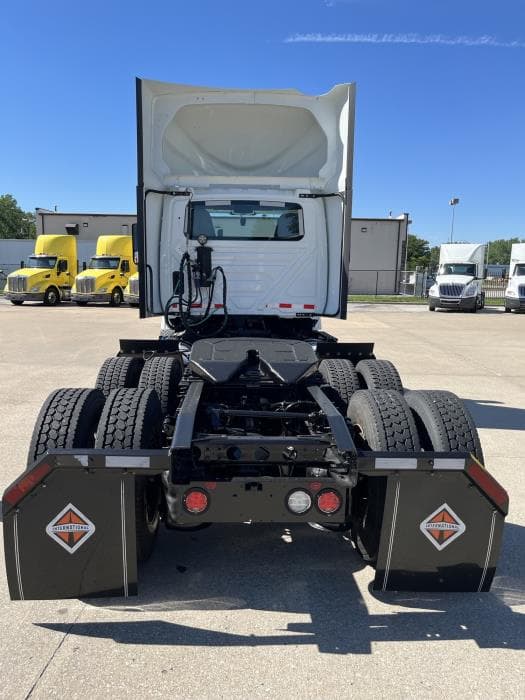 2022 International LT — photo 4