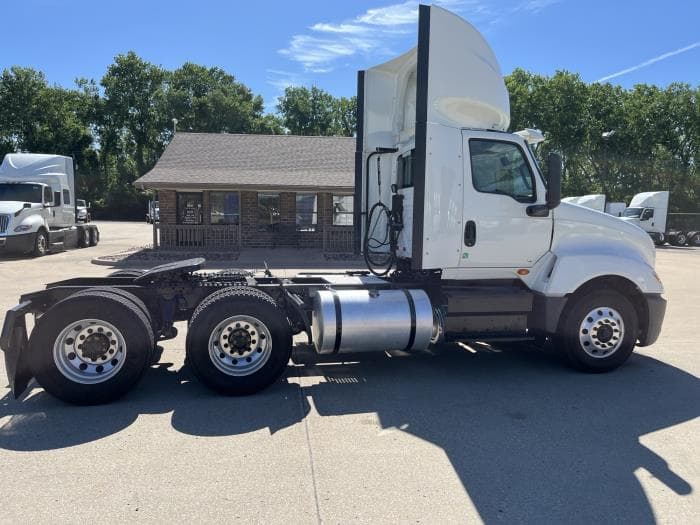 2022 International LT — photo 6