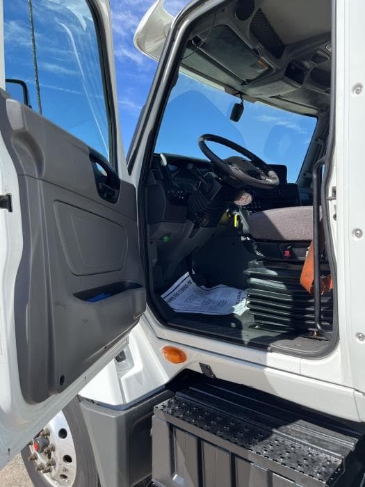 2022 International LT — photo 10