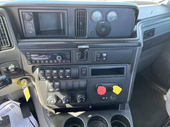 2022 International LT — photo 14