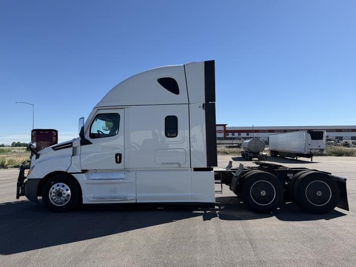 2023 Freightliner Cascadia — photo 3