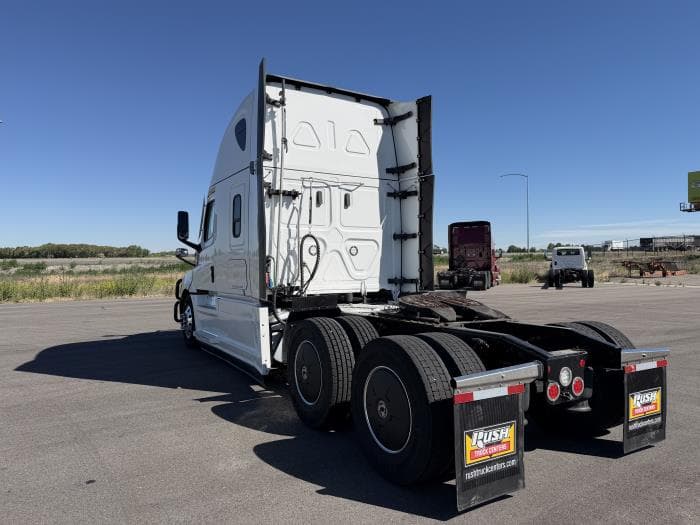 2023 Freightliner Cascadia — photo 4
