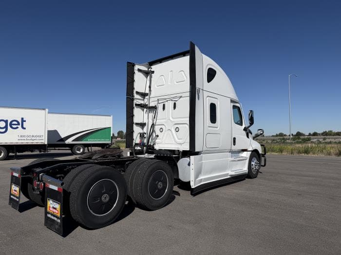 2023 Freightliner Cascadia — photo 6