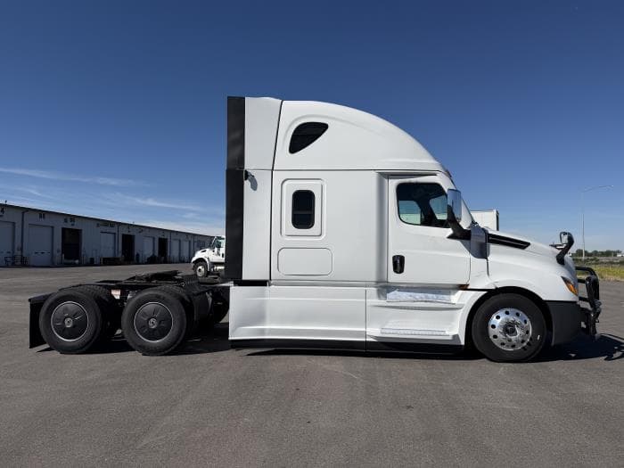 2023 Freightliner Cascadia — photo 7