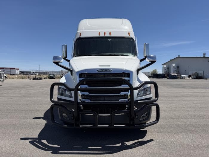 2023 Freightliner Cascadia — photo 9