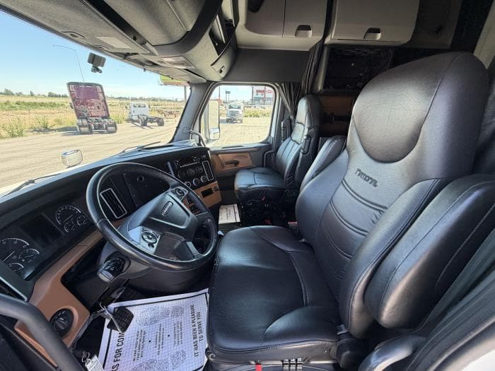 2023 Freightliner Cascadia — photo 10