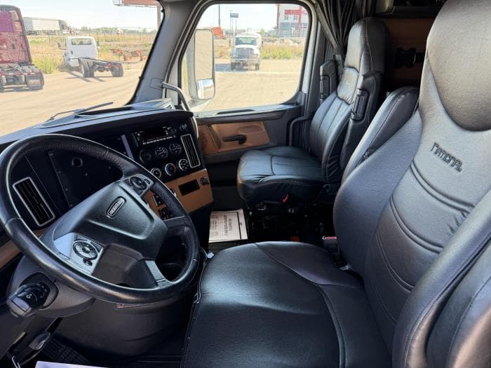 2023 Freightliner Cascadia — photo 11