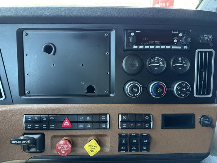 2023 Freightliner Cascadia — photo 13