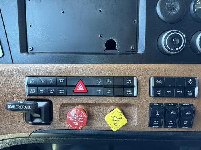 2023 Freightliner Cascadia — photo 14