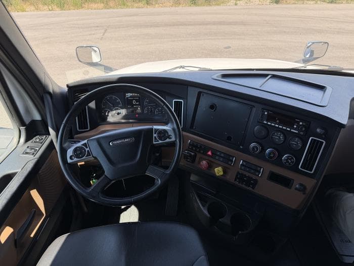 2023 Freightliner Cascadia — photo 15