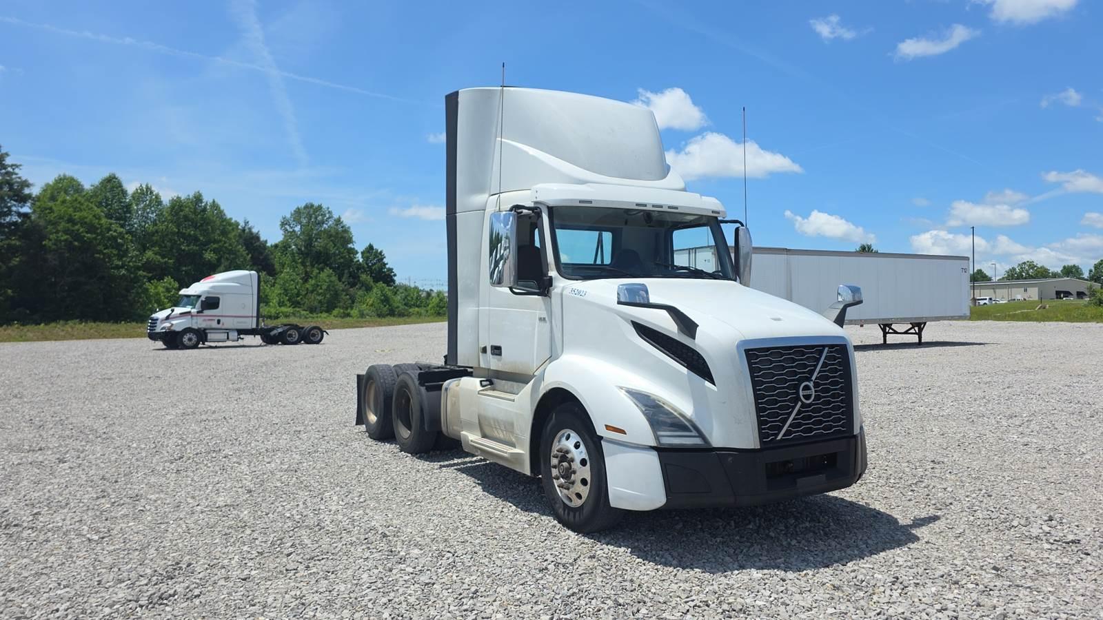 2020 Volvo VNL 300 in LONDON, KY