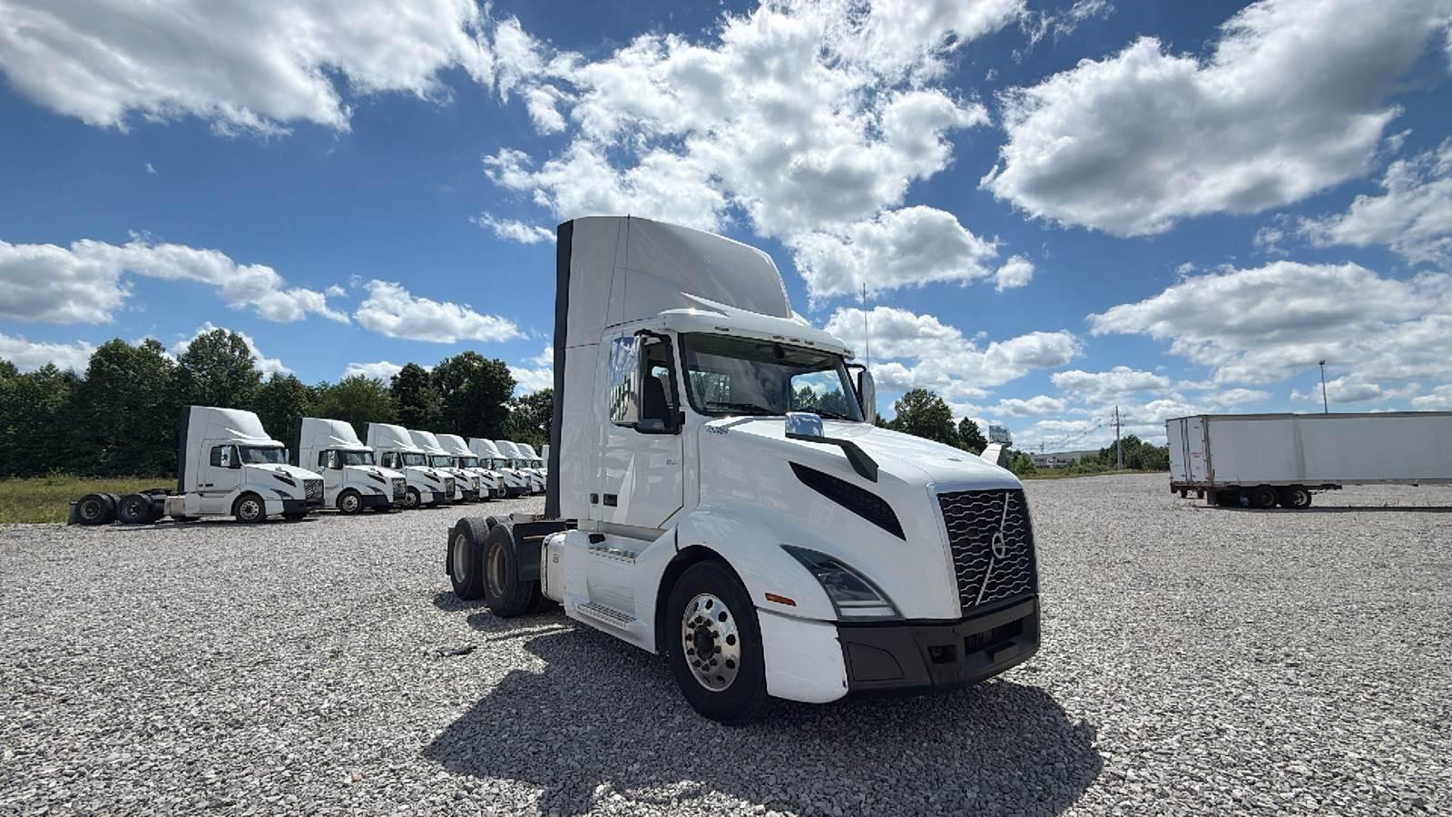2020 Volvo VNL 300 in LONDON, KY