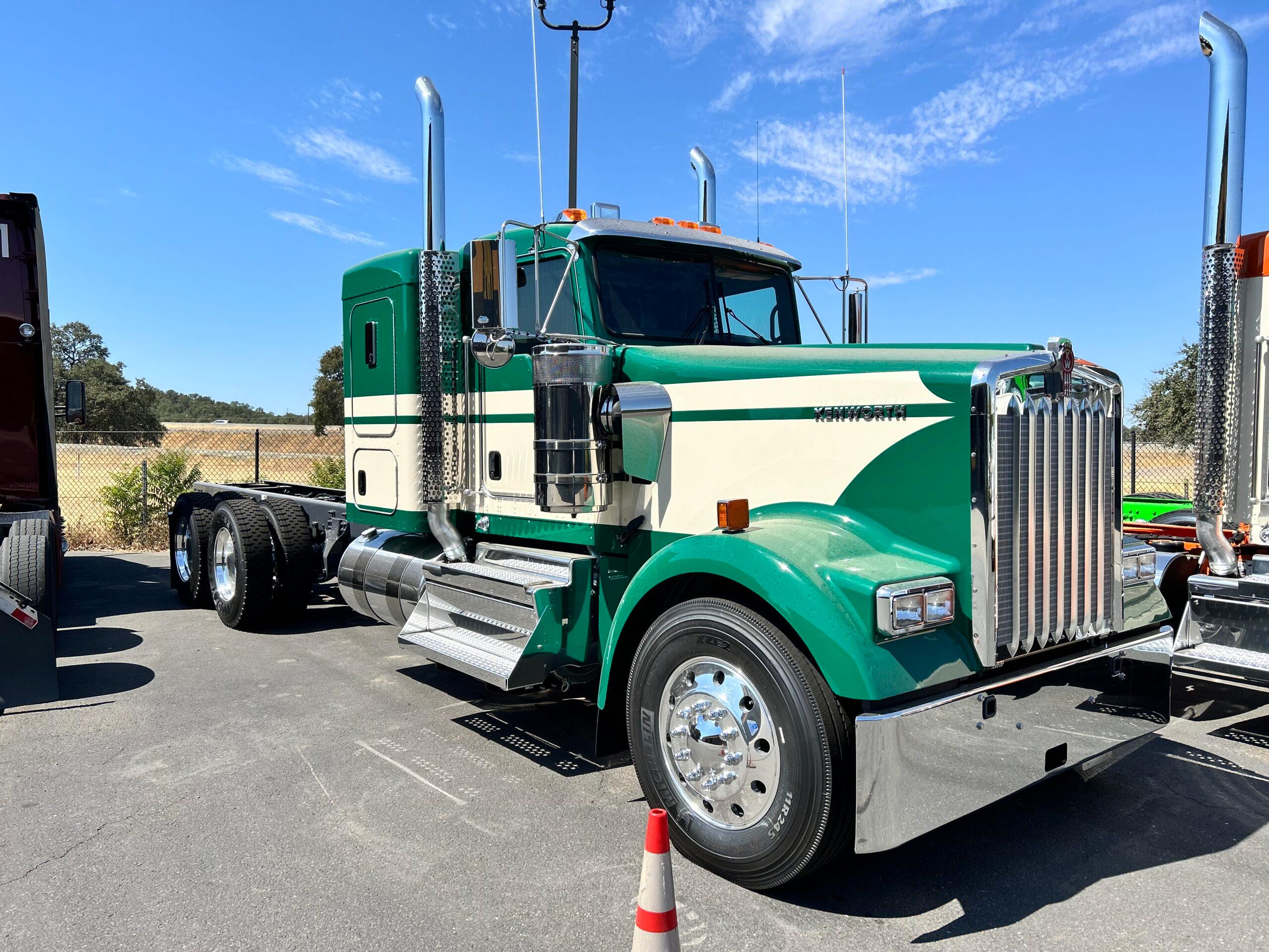 2025 Kenworth W900