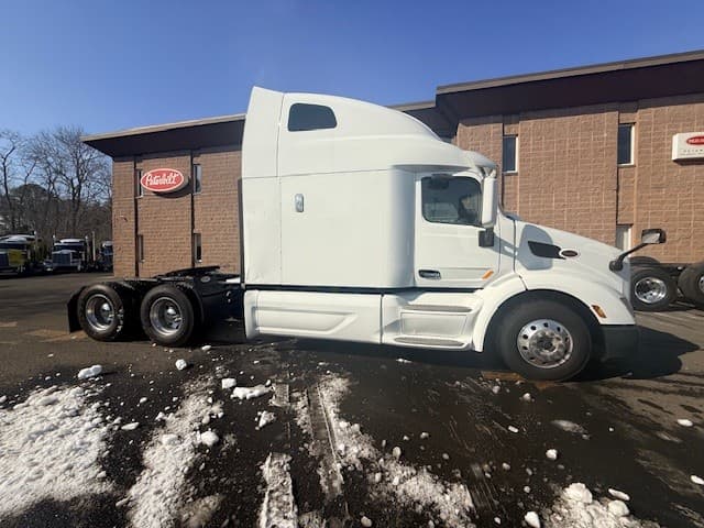 2021 Peterbilt 579 in ALLENTOWN, PA — photo 3