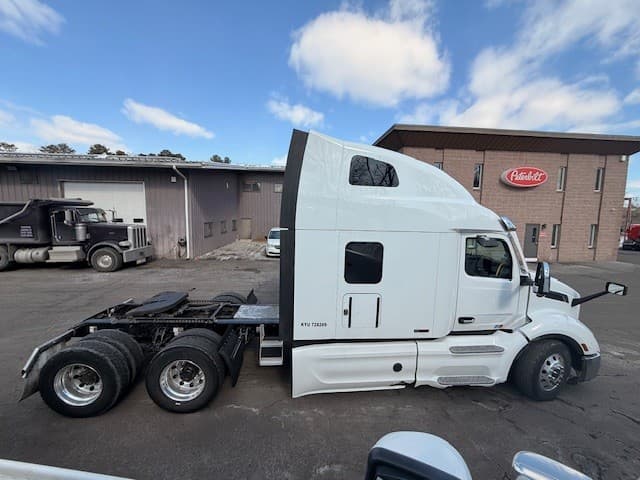 2024 Peterbilt 579 in CLARKSBURG, WV — photo 2
