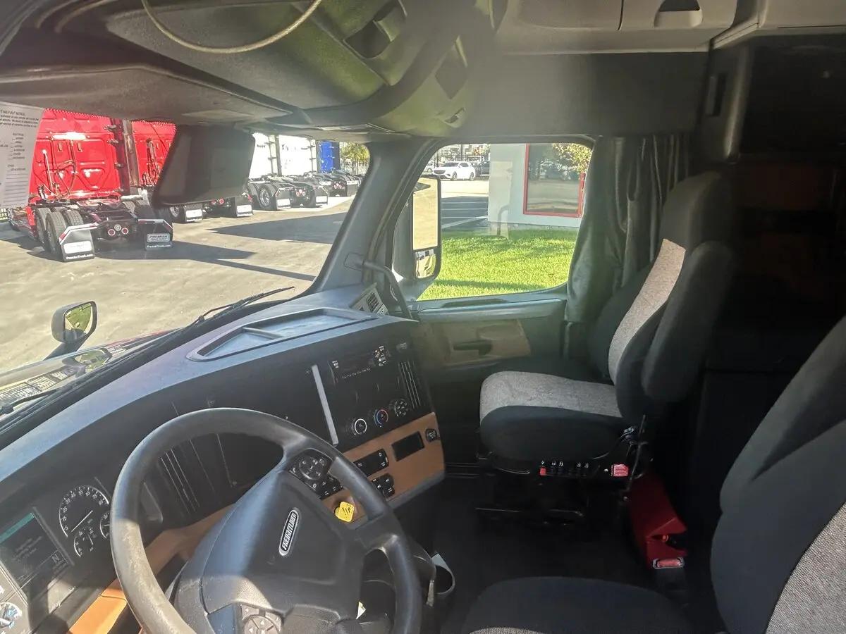 2021 Freightliner Cascadia in North Texas, TX — photo 10