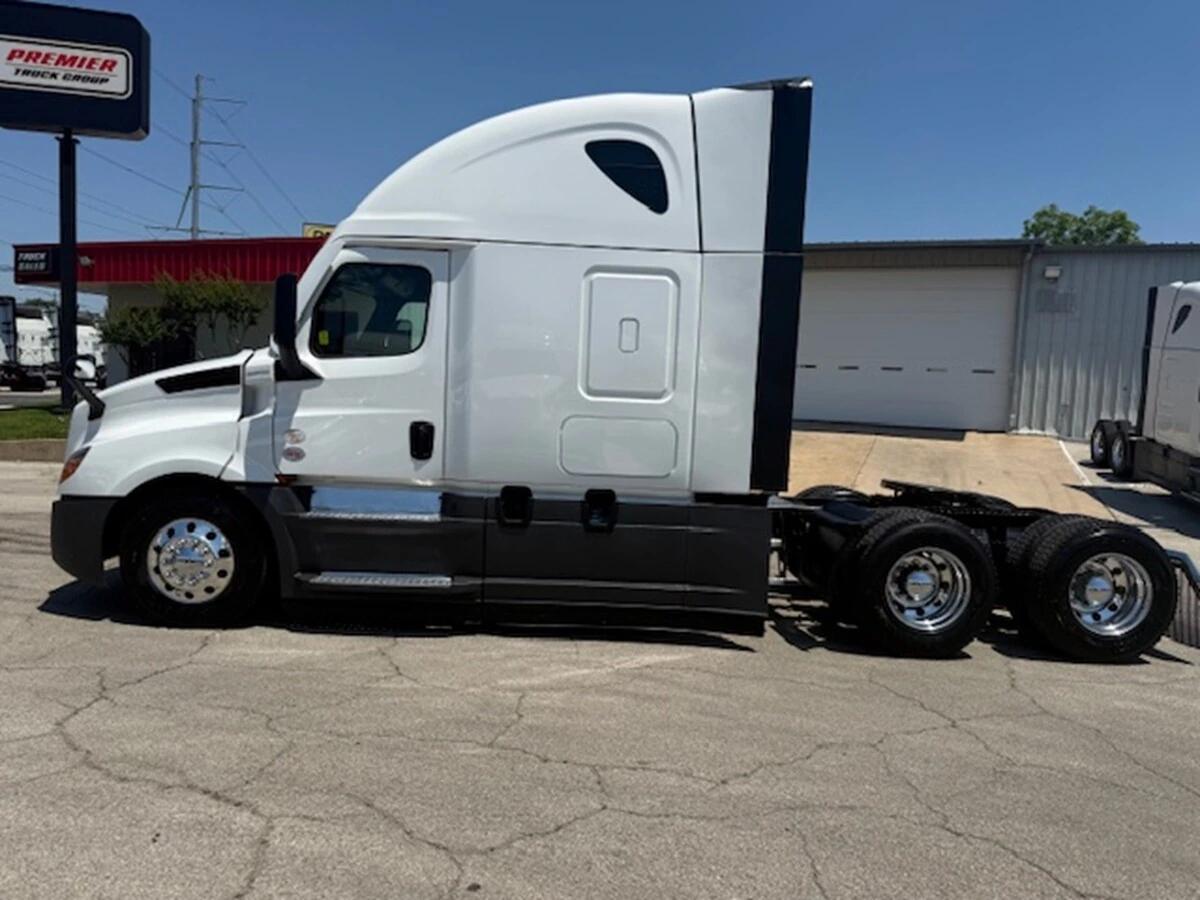 2025 Freightliner Cascadia — photo 6