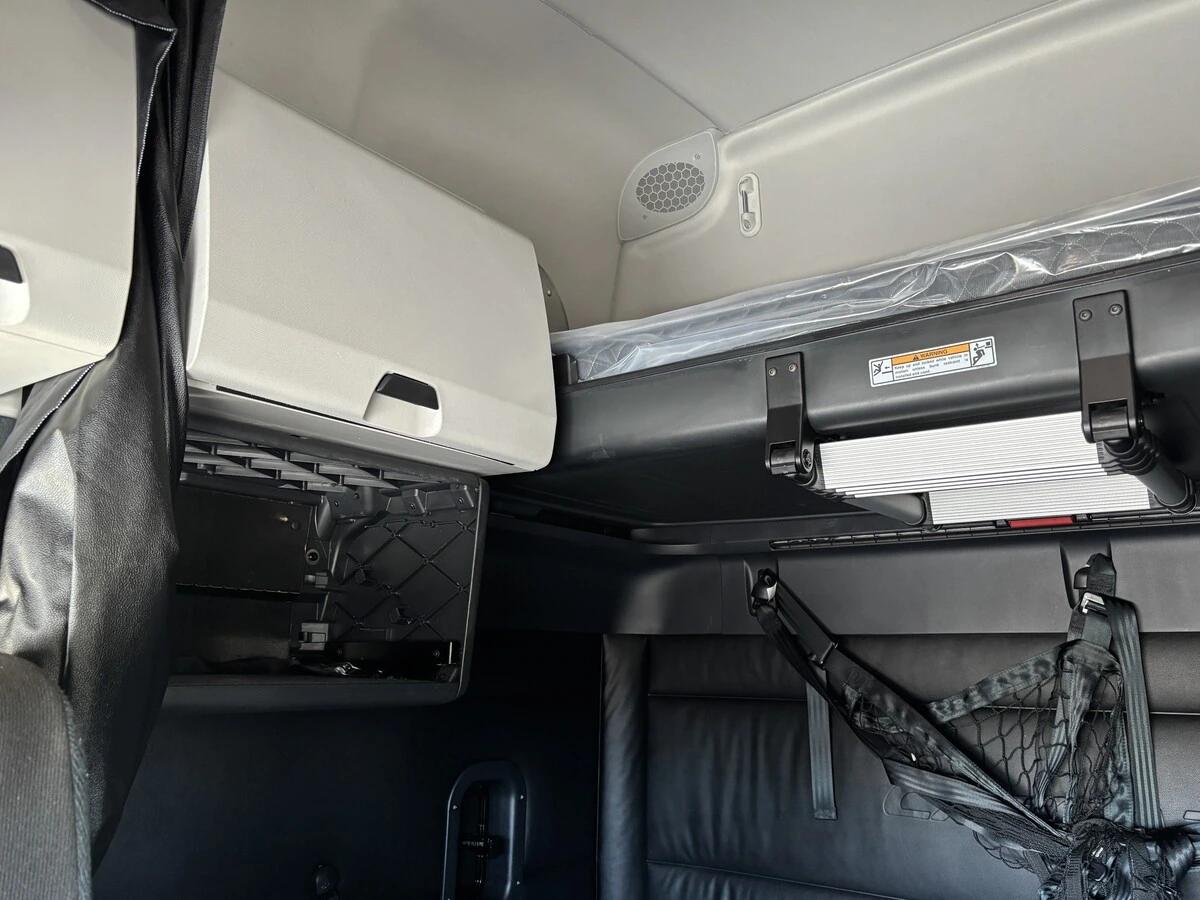 2025 Freightliner Cascadia — photo 13