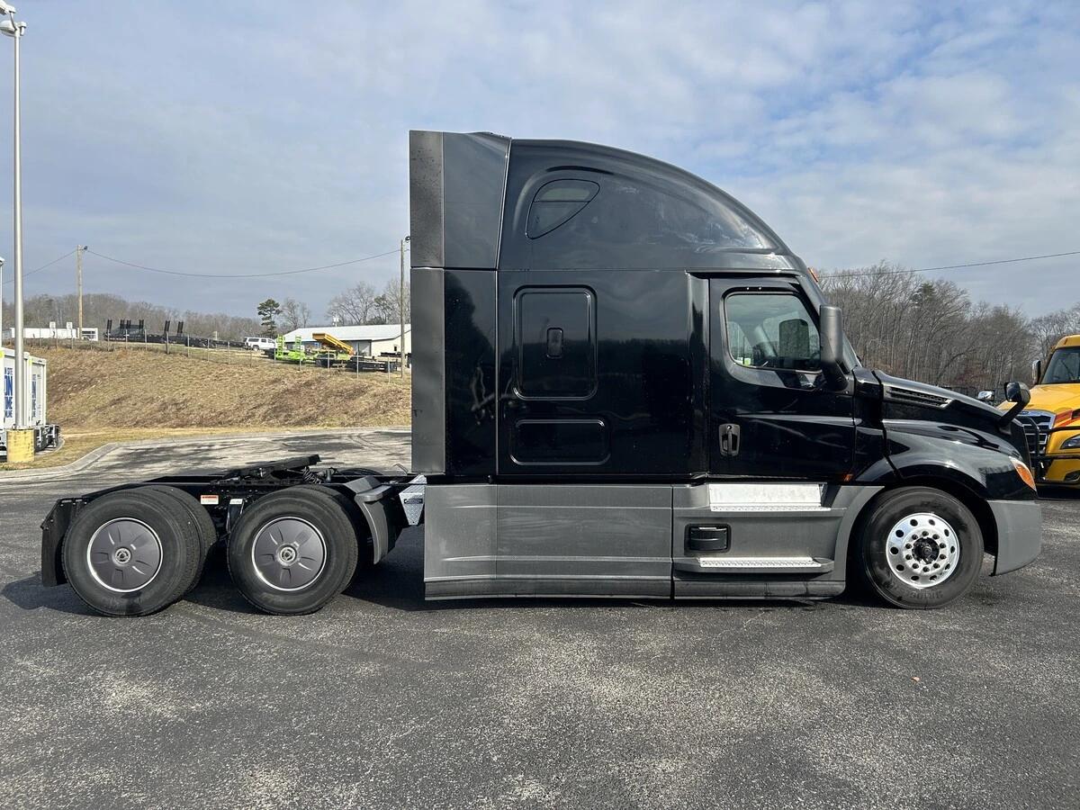 2022 Freightliner Cascadia in Knoxville, TN — photo 6