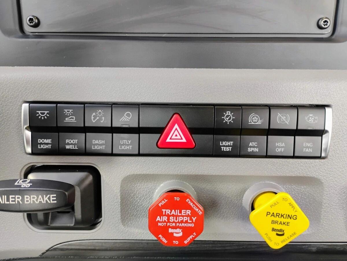 2027 Freightliner Cascadia — photo 17