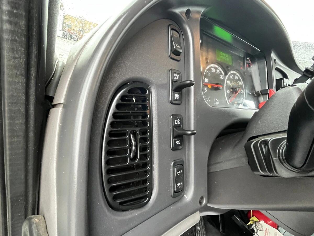 2017 Freightliner M2 106 — photo 25