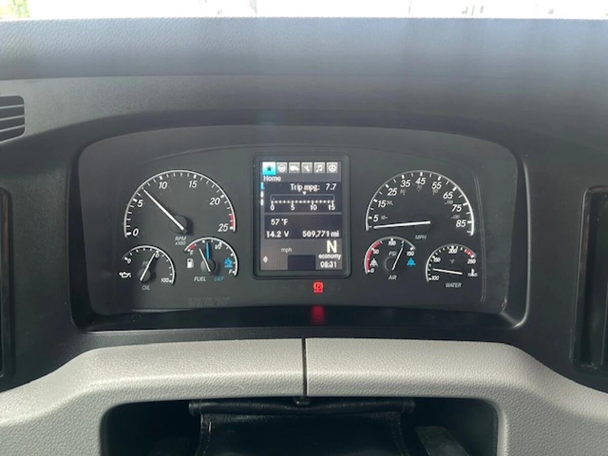 2022 Freightliner Cascadia — photo 23