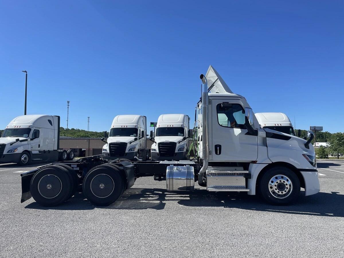 2027 Freightliner Cascadia — photo 5
