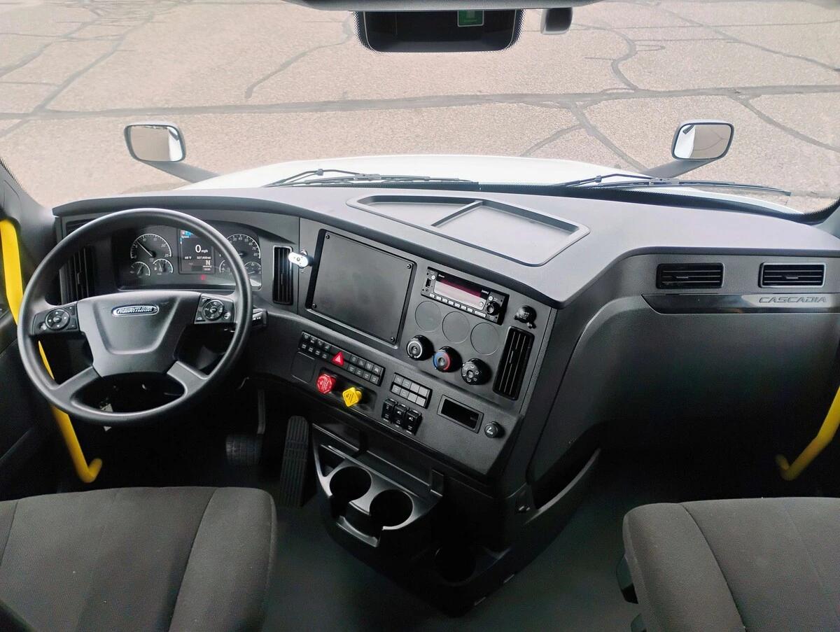 2025 Freightliner Cascadia — photo 16
