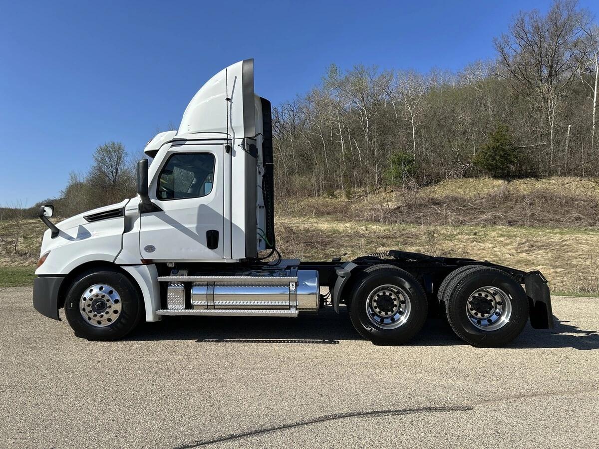 2023 Freightliner Cascadia — photo 8