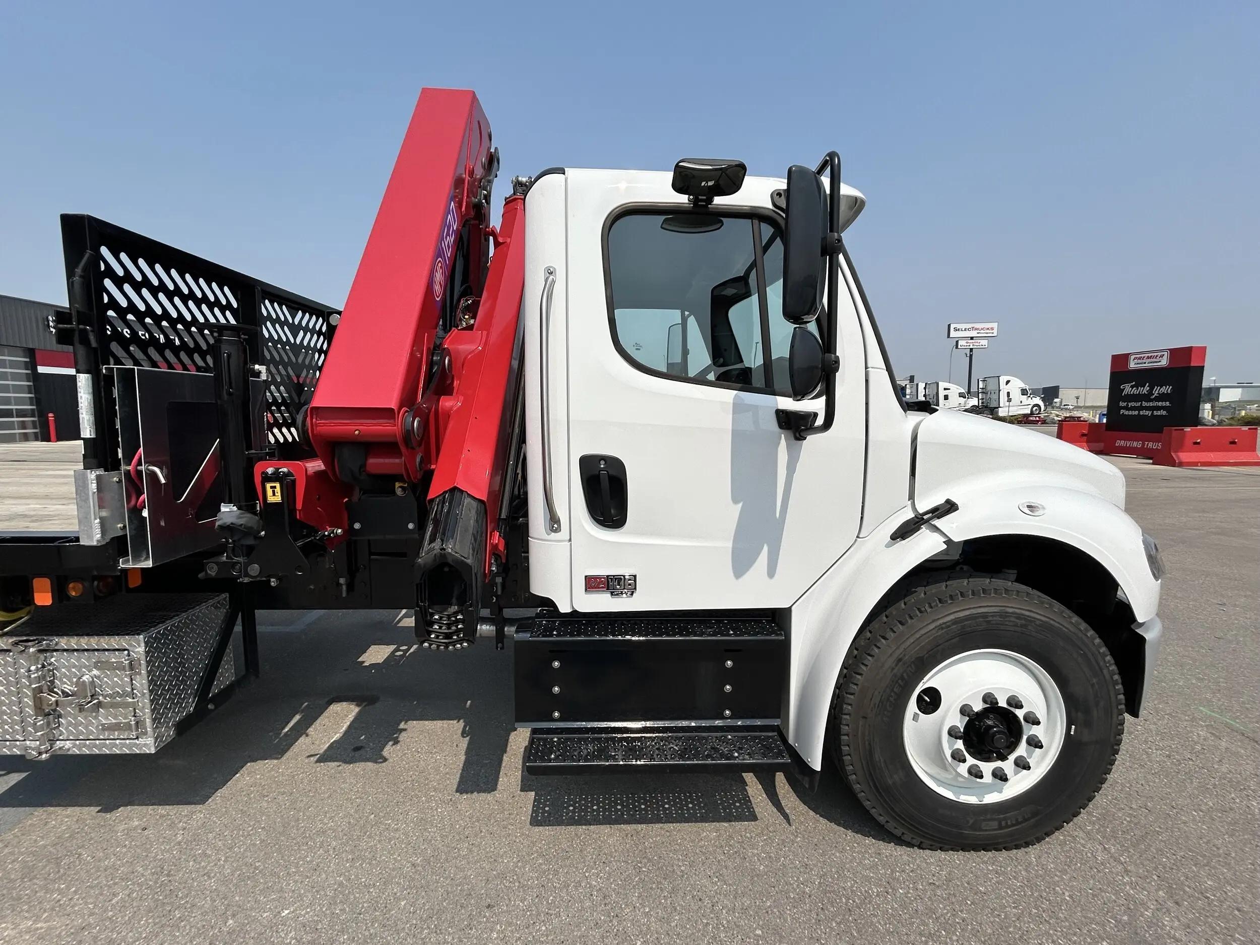 2025 Freightliner M2 106 in Mississauga, ON — photo 3