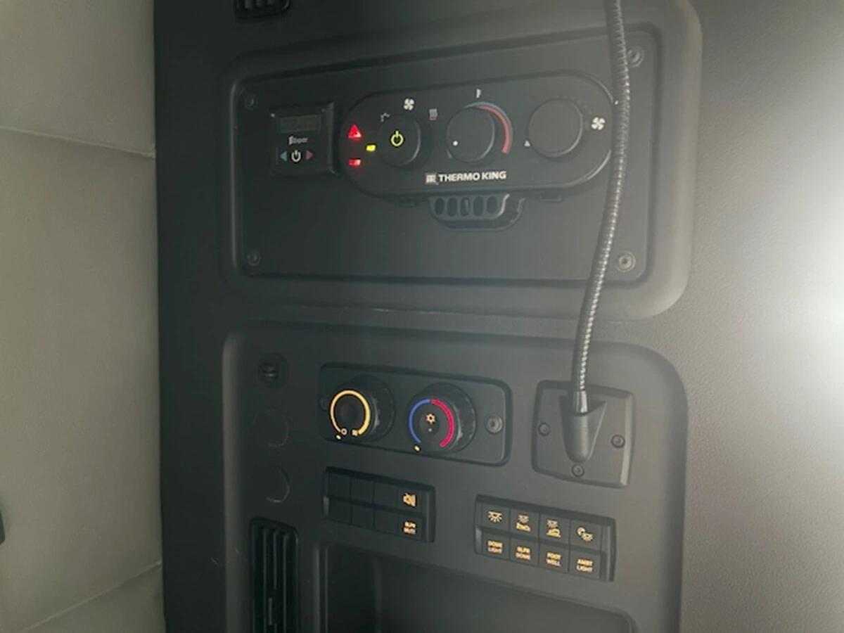 2022 Freightliner Cascadia — photo 17
