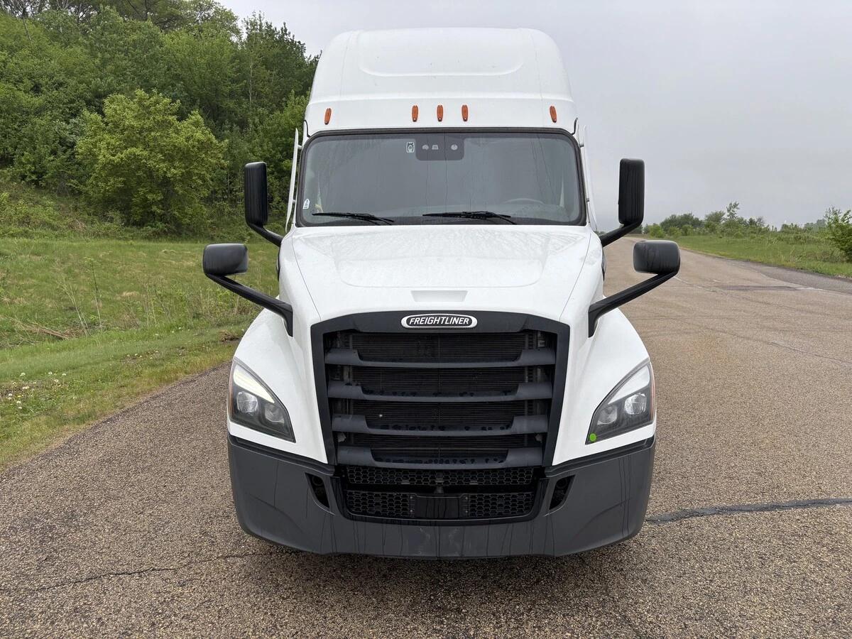 2025 Freightliner Cascadia — photo 2