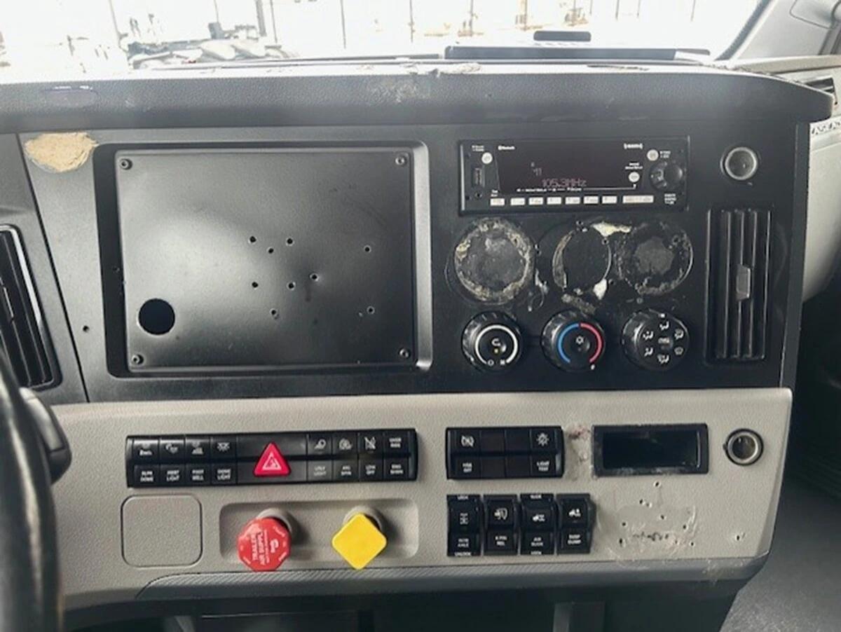 2022 Freightliner Cascadia — photo 21
