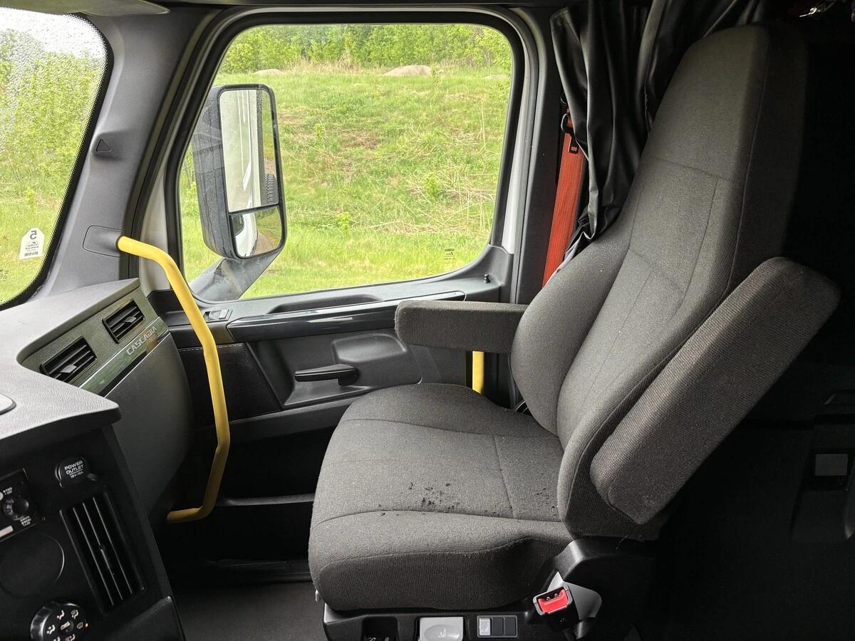 2025 Freightliner Cascadia — photo 13