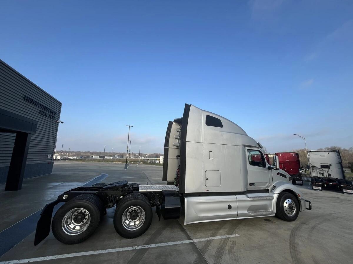 2023 Peterbilt 579 in Kansas City, MO — photo 11