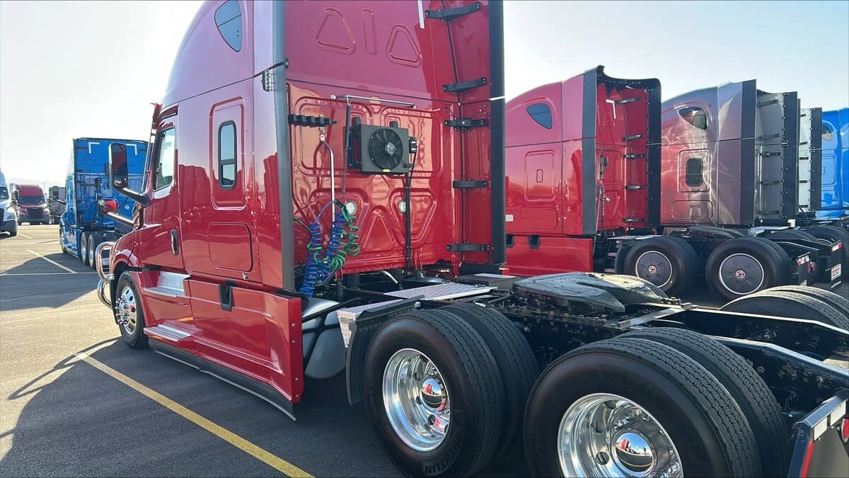 2023 Freightliner Cascadia — photo 5
