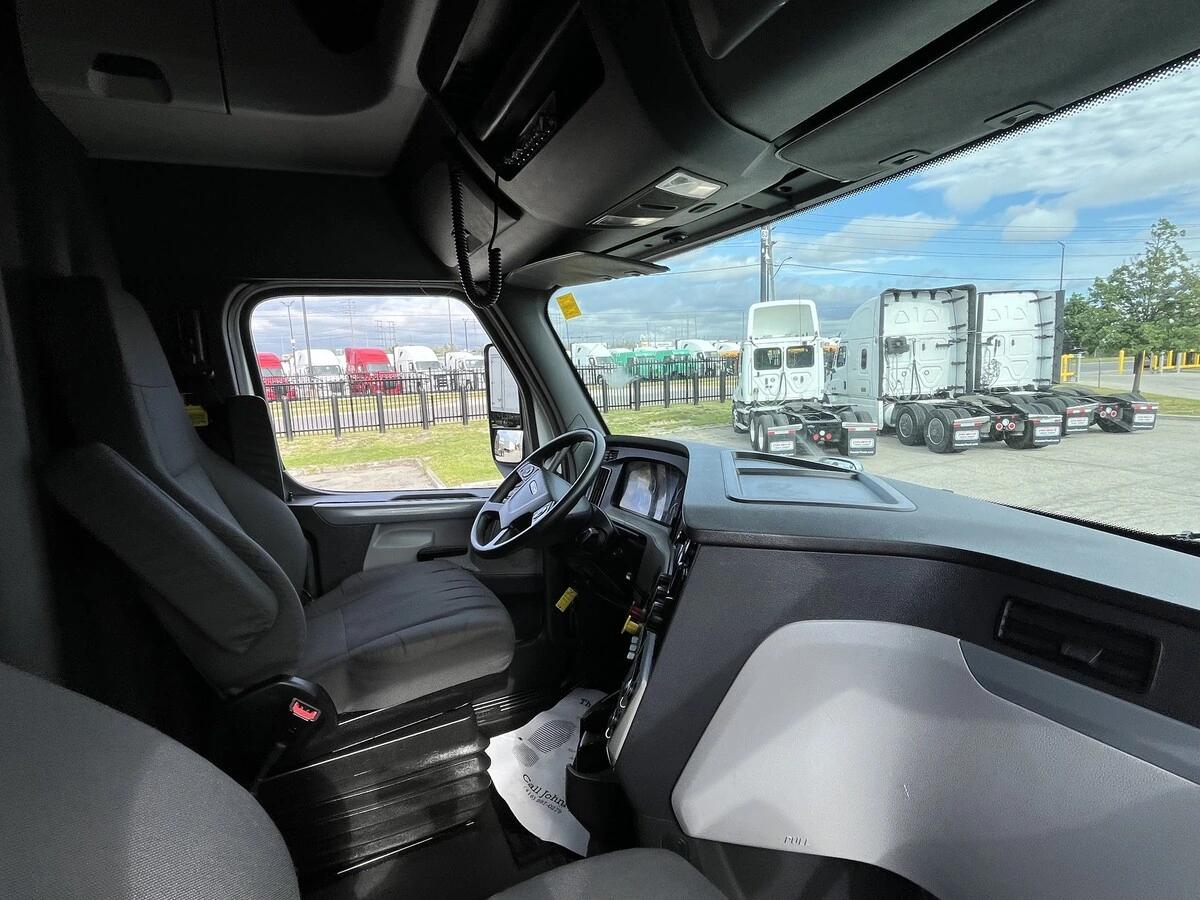 2019 Freightliner Cascadia — photo 18