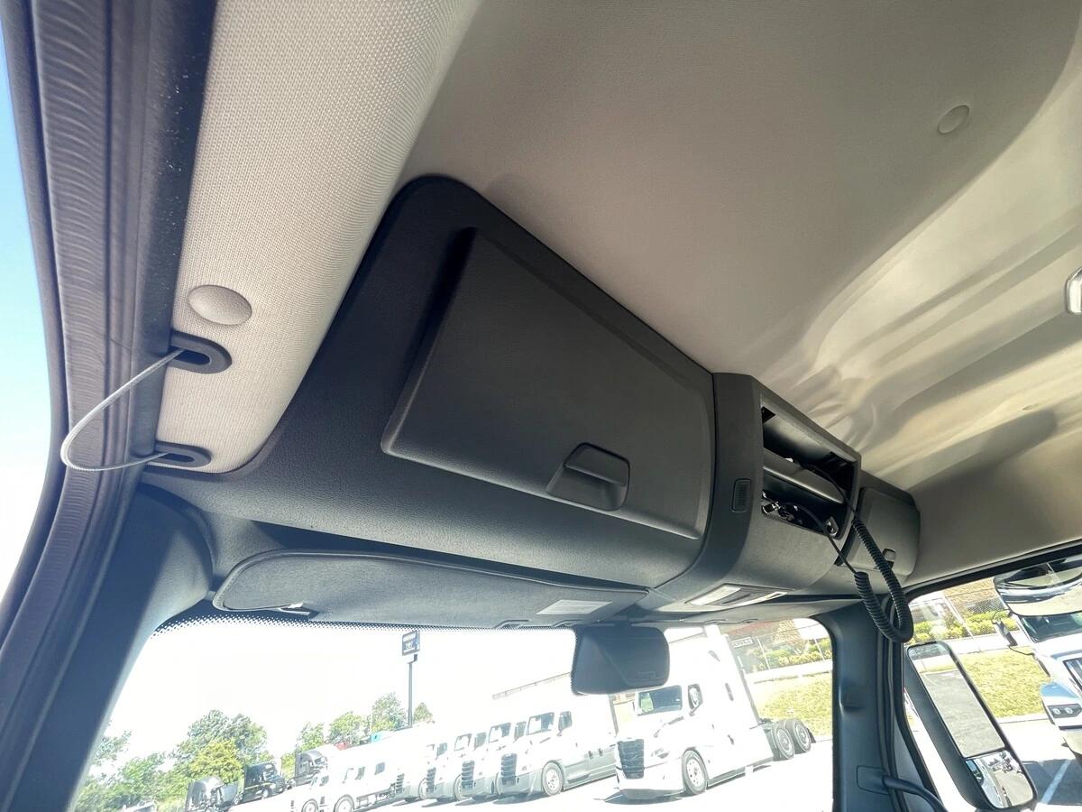 2027 Freightliner Cascadia — photo 25