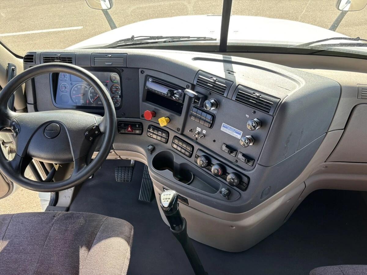 2018 Freightliner Cascadia — photo 26