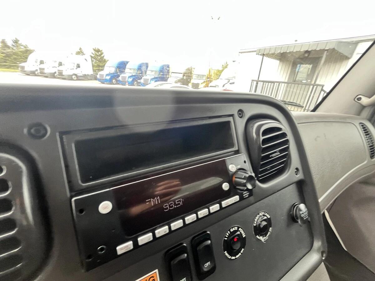 2022 Freightliner M2 106 — photo 25