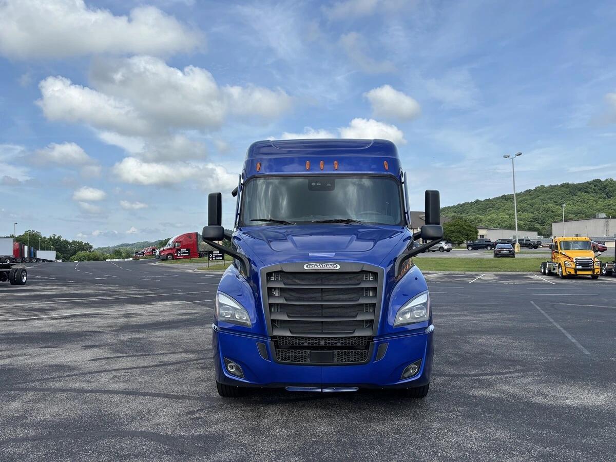 2026 Freightliner Cascadia in Knoxville, TN — photo 2