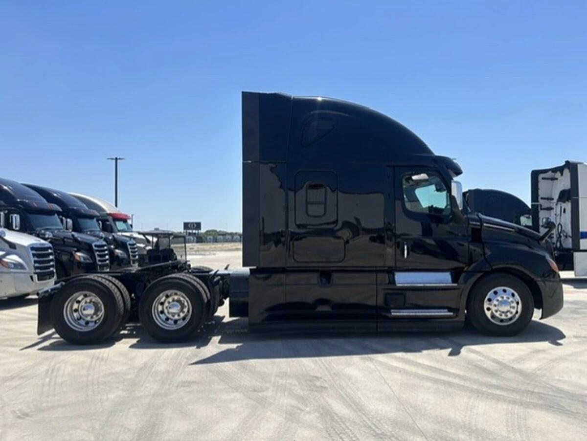 2022 Freightliner Cascadia — photo 7
