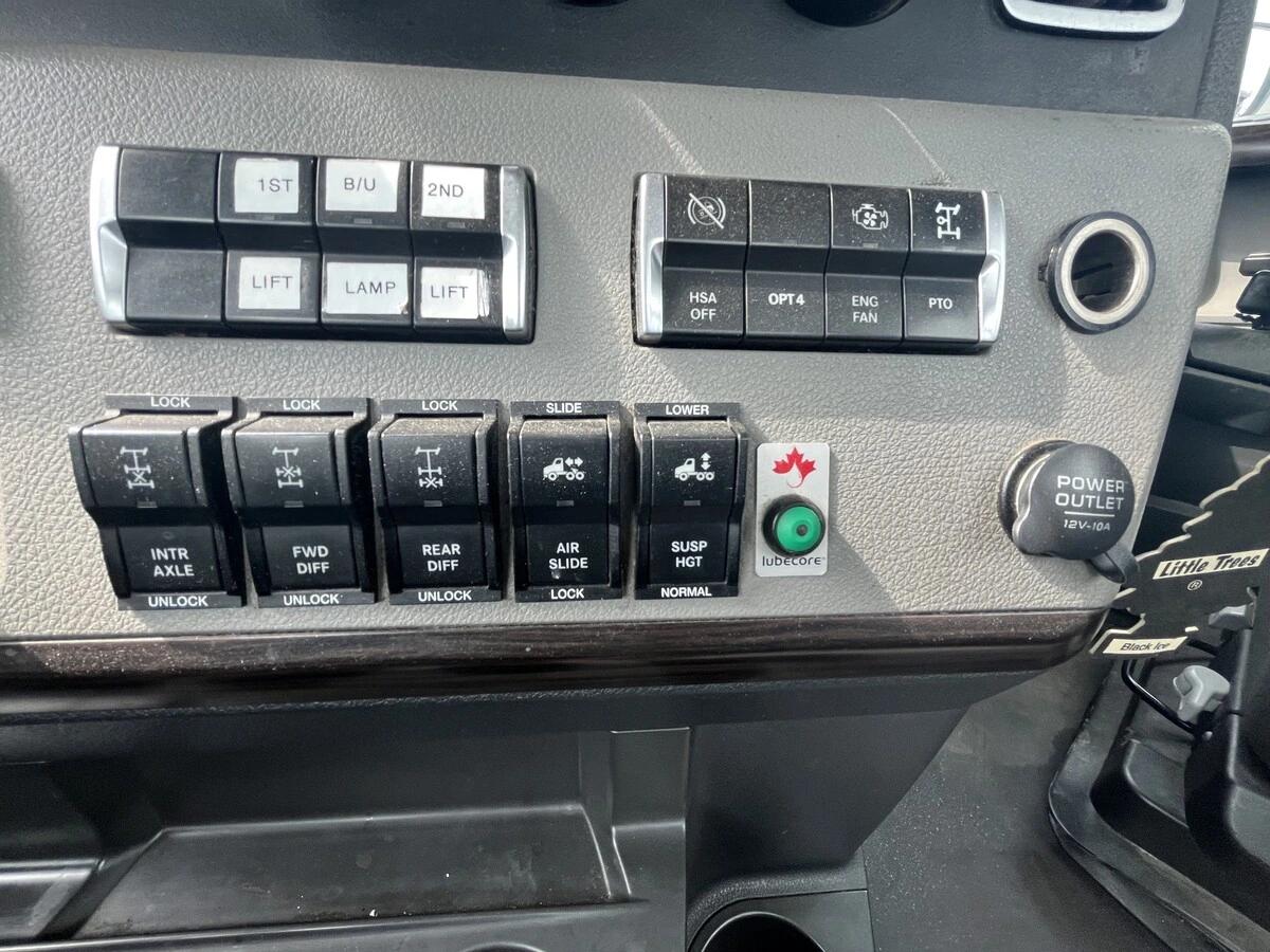 2021 Freightliner Cascadia — photo 25